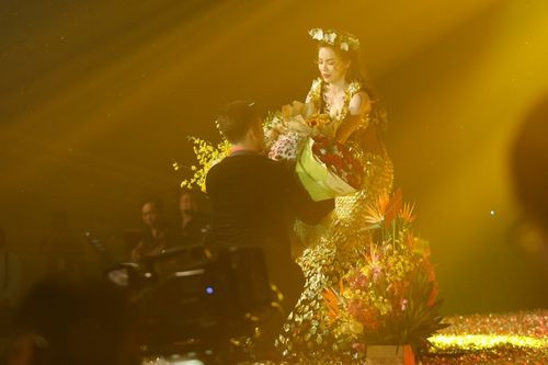 Nữ ca sĩ hạnh phúc trong những bó hoa cùng tình cảm của đồng nghiệp, khán giả. 