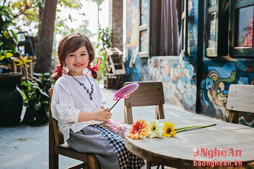 Ngoài đời khuôn mặt bụ bẩm với các nét khá Tây, tính cách lại dễ thương, điệu đà nên mẹ bé Ngân Khánh, chị Huyền Trang đã có ý tưởng dành tặng con gái yêu bộ ảnh búp bê