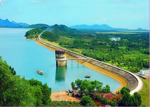 Toàn cảnh đập chính công trình Đại thủy nông Kẽ Gỗ tại xã Cẩm Mỹ huyện Cẩm Xuyên