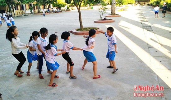 Các em học sinh trường Tiểu học Quỳnh Thiện A (thị xã Hoàng Mai) đang chơi trò rồng rắn lên mây.