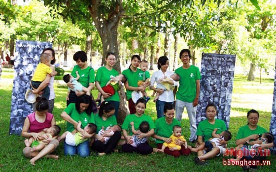 Các thành viên của Hội sữa mẹ Nghệ An chụp ảnh cùng với người sáng lập trong Hành trình sữa mẹ xuyên Việt năm 2015