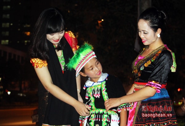 Không chỉ ca hát bằng tiếng Mông, Xồng Thị Dinh còn thể hiện xuất sắc những ca khúc tiếng kinh