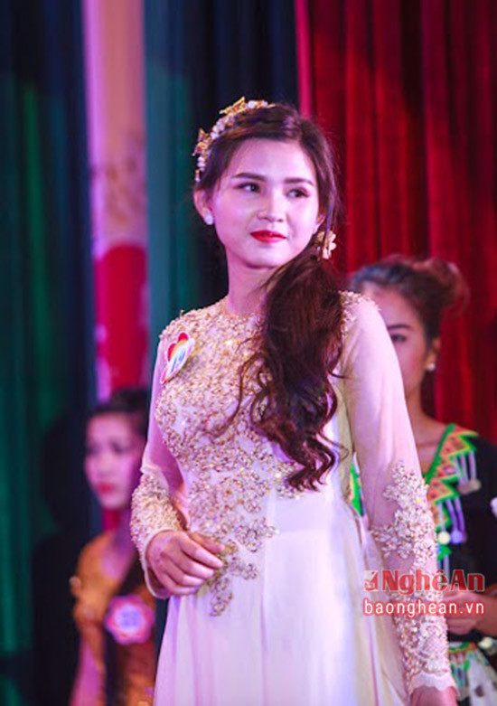 Trong trang phục tự chọn, Lương Thị Quỳnh khiến cả hội trường của hội thi ngỡ ngàng vì cô mặc áo dài rất đẹp