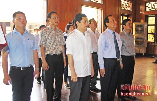 Đoàn công tác nghiêm trang, thành kính làm lễ tưởng niệm Chủ tịch Hồ Chí Minh.