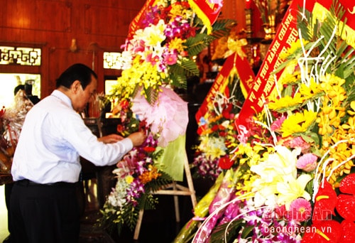 Và dâng lẵng hoa tươi thắm, nên hương thơm tưởng niệm trước a.nh Chủ tịch Hồ Chí Minh