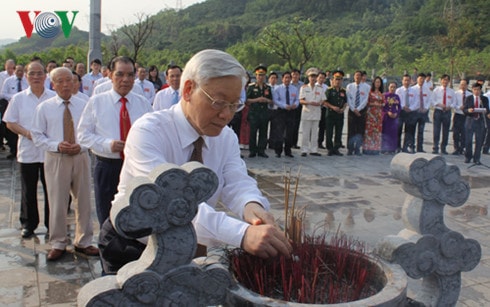 Tổng Bí thư dâng hương tại khu tưởng niệm đồng chí Hà Huy Tập.