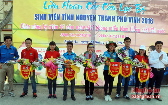 Đại diện Tỉnh đoàn Nghệ An tặng hoa cho các câu lạc bộ tình nguyện