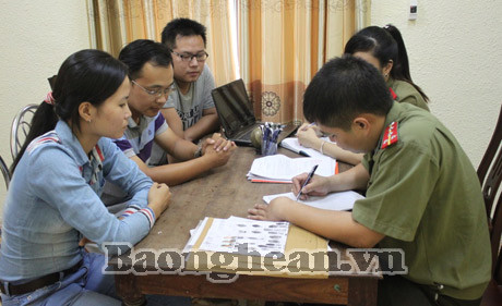 Công an tỉnh Nghệ An trao trả lại hồ sơ cho người bị hại
