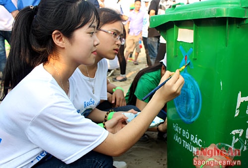 Phần thi trang trí thùng rác.