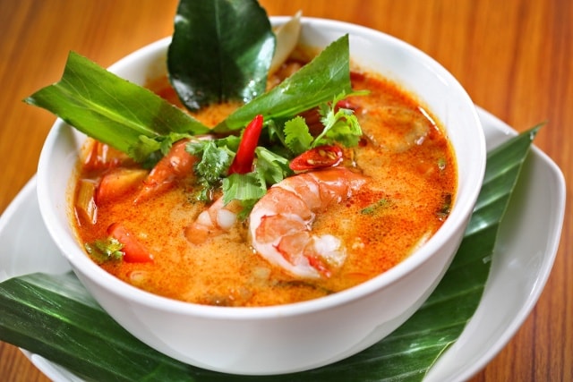 3. Súp Tom Yum không còn xa lạ với giới hâm mộ ẩm thực Thái nói chung, nước súp chua ngọt kết hợp cùng ớt bột cay nồng và nước cốt dừa đậm đà thơm nức mũi, ngon nhất là khi đi cùng miến Thái tạo thành một cặp bài trùng khiến người ăn chỉ có thể im lặng xuýt xoa.