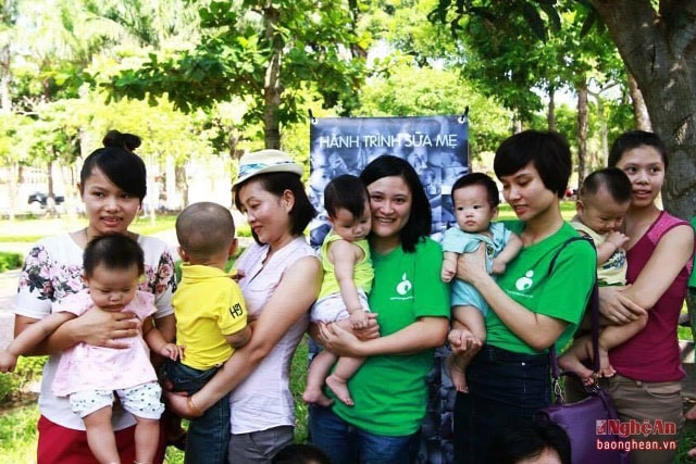 Các thành viên trong Hội sữa mẹ Nghệ An tham gia chương trình Hành trình sữa mẹ xuyên Việt tại Thành phố Vinh