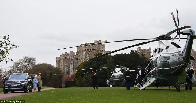 Trực thăng Marine One đáp xuống bãi cỏ trước lâu đài Windsor. Ảnh: AFP