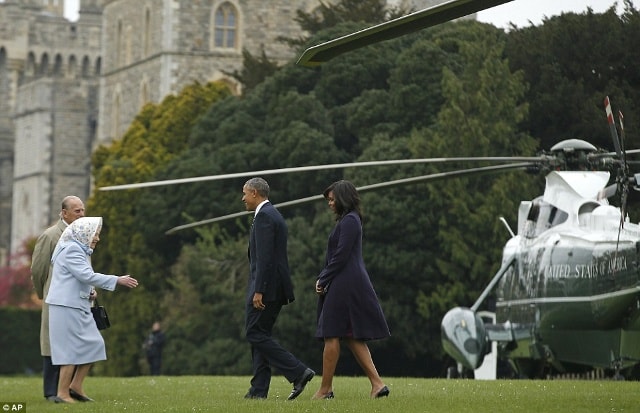 Nữ Hoàng Elizabeth II và Hoàng tử Philip đích thân đón Tổng thống Obama và phu nhân. Ảnh: AP