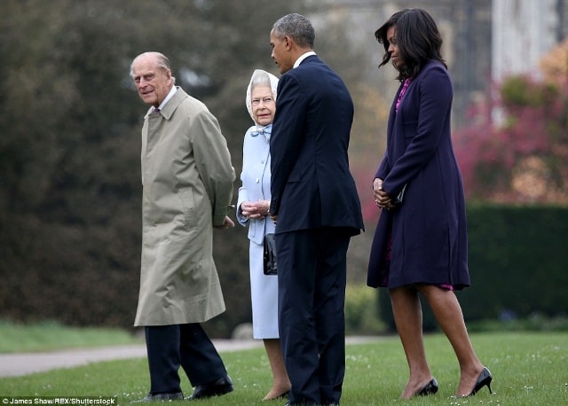 Tổng thống Obama tặng một cuốn album ảnh các cuộc gặp của Nữ Hoàng Elizabeth II với các cựu Tổng thống Mỹ. Ảnh: REX