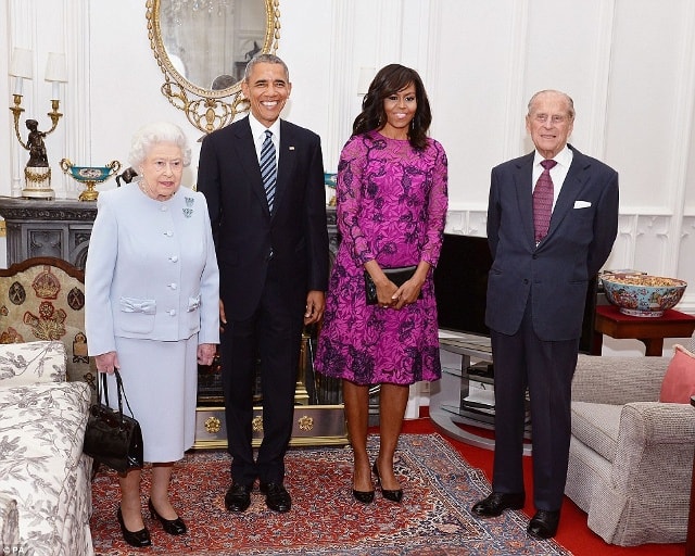 Obama và Michelle Obama tươi cười trước ống kính cùng Nữ Hoàng và Hoàng Tử Philip tại Lâu đài Windsor ngày 22/4. Ảnh: AP