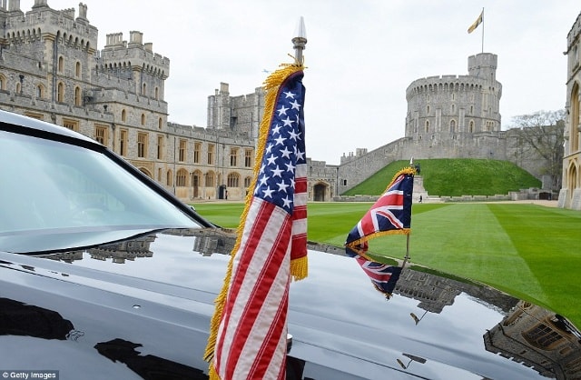 Xe Cadillac của Tổng thống Obama đậu trên sân Lâu đài trong khi ông Obama có bữa trưa với Nữ Hoàng. Ảnh: Getty Images