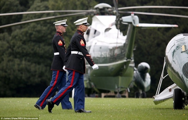 Các binh lính Thủy quân Lục chiến Mỹ tới Lâu đài Windsor và chào đón Tổng thống Obama. Ảnh: REX