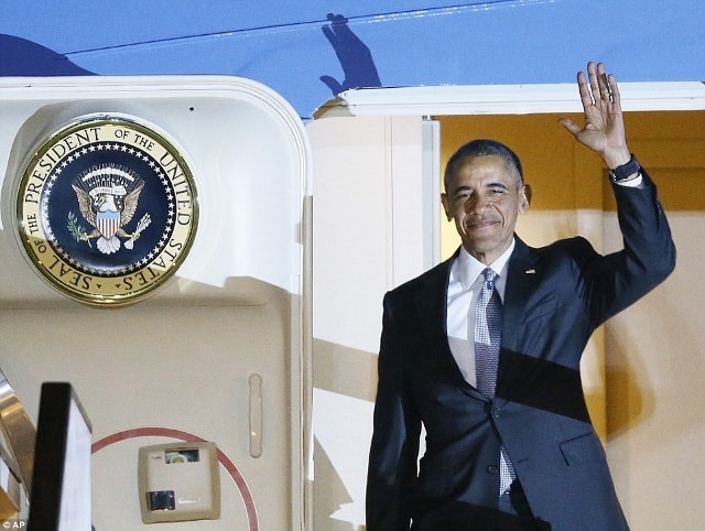 Ông Obama vẫy tay chào sau khi chuyên cơ hạ cánh xuống sân bay Stansted tối qua 21/4. Ảnh: AP