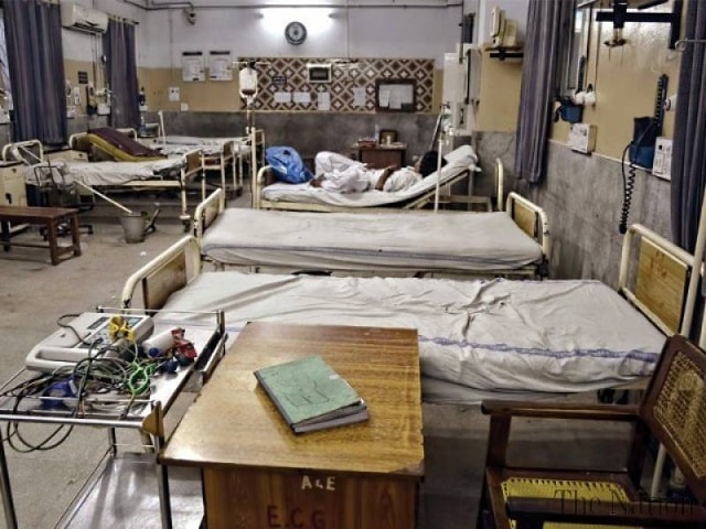 Hàng chục người nhập viện vì ngộ độc kẹo bẩn tại Pakistan. Ảnh: The Nation.