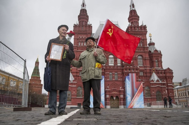 Những đảng viên cộng sản kỳ cựu kỷ niệm ngày sinh Lenin trên Quảng trường Đỏ.