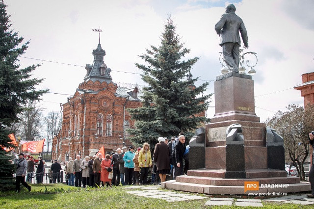 Người Nga đến đặt hoa tại tượng đài Lenin.