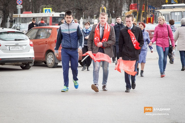 Các bạn trẻ Nga đến dự kỷ niệm ngày sinh của Lenin tại thành phố Vladimir.