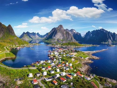 Reine là một làng chài nhỏ nằm ở quần đảo Lofoten, Na Uy. Tới đây du khách sẽ được mãn nhãn với phong cảnh tươi đẹp, các bãi biển và những góc nhìn ngoạn mục khi chiêm ngưỡng Bắc cực quang. Du khách tới Reine còn được trải nghiệm các hoạt động như đi bộ leo núi, chèo kayak, câu cá...