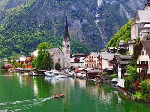 Nằm nép giữa hồ Hallstätter See và dãy núi Dachstein là một ngôi làng nhỏ của Áo tên Hallstatt. Du khách có thể đi phà, thuyền trên hồ để thưởng ngoạn cảnh đẹp của làng, tìm hiểu về lịch sử nghề mỏ hoặc đi bộ dọc con đường Echerntal, thong dong ngắm cảnh. 