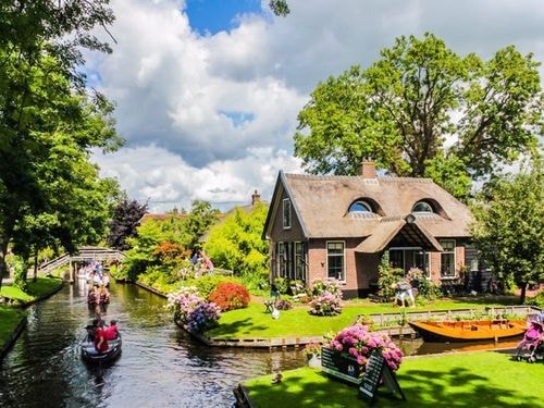 Ngôi làng Giethoorn được mệnh danh là Venice của Hà Lan. Làng nằm ở trung tâm của hệ thống kênh Overijssel nên có phong cảnh rất nên thơ. Bên trong và bao bọc quanh làng có khoảng 88 km đường sông. Nhiều bảo tàng, nhà hàng du khách cũng có thể tới được bằng cách đi thuyền.