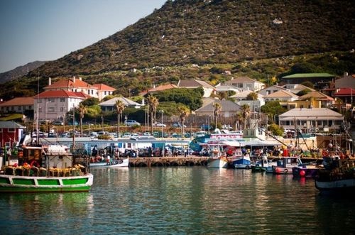 Kalk Bay là một làng ven biển ở Cape Town, Nam Phi, nơi du khách có thể thỏa sức mua sắm và thưởng thức bữa tối thượng hạng làm từ nguồn hải sản tươi ngon. Dọc theo con đường chính của làng, du khách sẽ thấy rất nhiều hàng đồ cổ, quán cà phê, phòng tranh và cả những nhà hàng.  