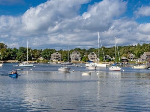 Đến với làng chài Woods Hole ở Cape Cod, Massachusetts, Mỹ, du khách cũng không thể bỏ qua những nhà hàng ven bờ phục vụ đồ ăn tươi ngon. Nơi đây không chỉ hấp dẫn bởi môi trường sinh học đa dạng với Viện hải dương học Woods Hole, mà còn nổi tiếng vì dễ tiếp cận tới đảo nhỏ xinh đẹp Martha's Vineyard. 