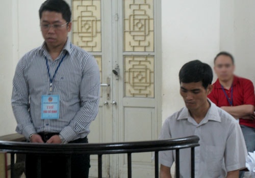 Nguyễn Anh Văn (đứng) cùng Bùi Văn Hiệp tại tòa.