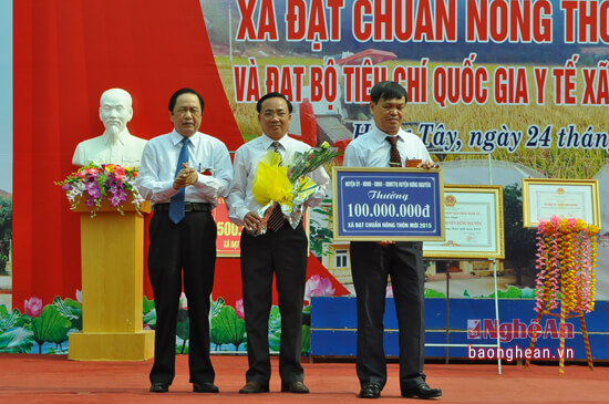 UBND huyện Hưng Nguyên trao phần quà 100 triệu đồng cho xã Hưng Tây về thành tích về đích NTM