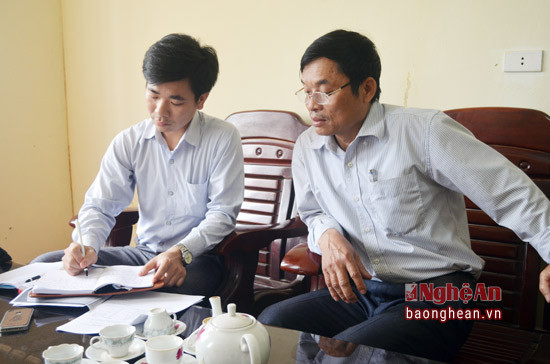 Ông Lô Trung Thông - Chủ tịch UBND xã Thanh Sơn (bên phải) rất bức xúc trước tình trạng đa cấp bẩn hoành hành trên địa bàn xã.