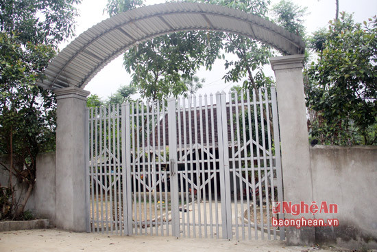 Căn nhà của ông Vi Trọng Thủy - Phó chủ tịch UBND xã Thanh Sơn luôn đóng kín cổng từ khi vấn nạn đa cấp vỡ lở.
