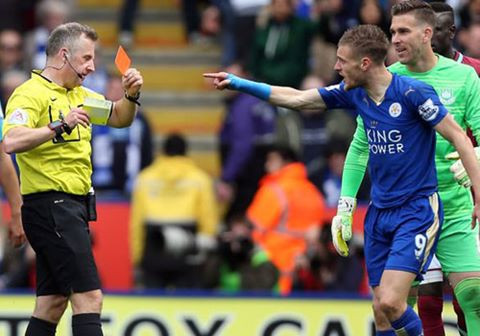 Tiền đạo chủ lực Vardy của đội nhà bị treo giò khiến hàng công của Leicester bị hẫng.