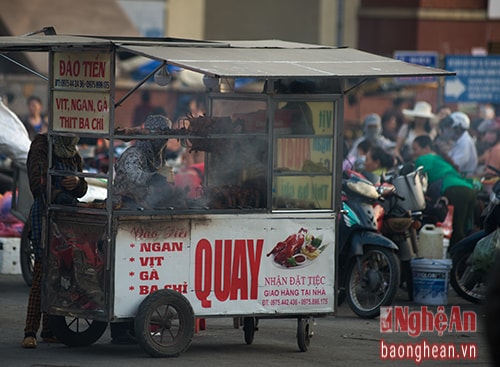 Quầy bán một quầy bán vịt quay trên đường Cao Thắng (trước chợ Vinh) vẫn bày bán công khai nhưng lượng người mua giảm hẳn so với trước… 