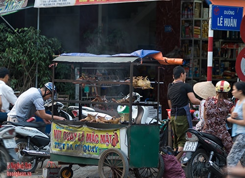 Tương tự, hàng vịt quay  trên đường Lê Huân, sát chợ Vinh cũng vắng hoe, do ảnh hưởng từ vụ việc lò thịt giay Giao Hiền vi phạm  VSATTP