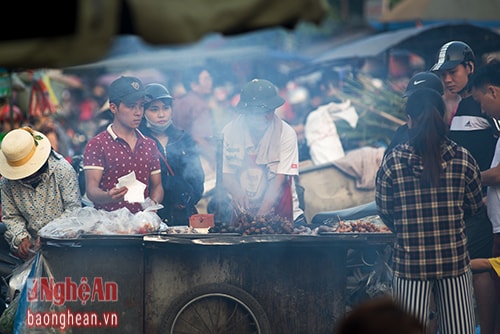 Tuy nhiên, với các loại đồ nước khác thì vẫn khá đắt khách, ví như quầy xúc xích nướng lâu năm trước cổng chợ Vinh này