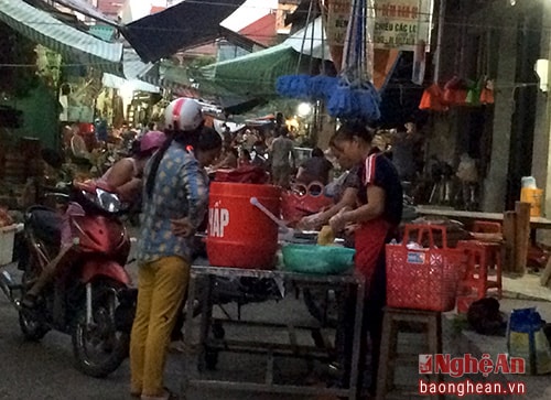 Dường như một bộ phận người dân không mấy quan tâm đến vụ việc mất an toàn VSTTP từ các loại thức ăn sẵn; háng bán gà hấp, đồ ăn chế biến sẵn trong chợ Ga vẫn tấp nập người mua