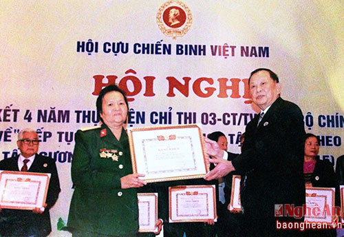 Bà Lê Thị Duyên nhận Bằng khen của Trung ương Hội CCB Việt Nam về học tập và làm theo Bác