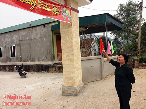 Bà Lê Thị Duyên giới thiệu cổng chào nhà văn hóa dưới sự chủ trì, góp sức của chi hội CCB Khe Bai.