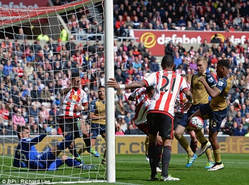 Thủ môn Mannone liên tục trổ tài cản phá các đợt vây hãm khung thành từ Arsenal.