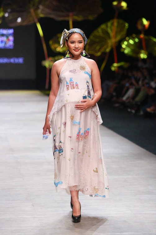 Sau thành công của bộ sưu tập Lúng liếng tại Vietnam International Fashion Week (VIFW) 2015, Thủy Nguyễn trở lại tuần thời trang với bộ sưu tập mang tên Viên mãn.