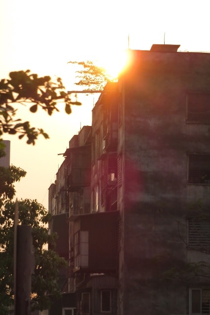 Hoàng hôn tô thêm vẻ cũ kỹ, rêu phong