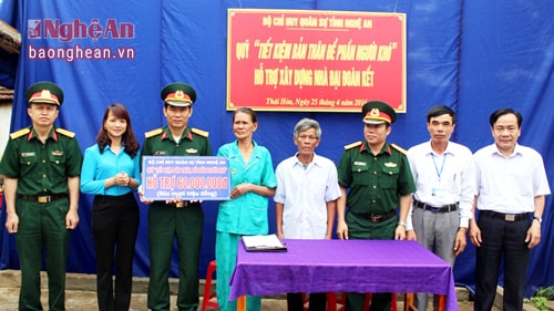 Đại tá Trần Văn Hùng, Ủy viên Ban thường vụ Đảng ủy Quân sự, Phó Chỉ huy trưởng – Tham mưu trưởng Bộ CHQS tỉnh dẫn đầu đã trao số tiền 120 triệu đồng cho 2 gia đình có hoàn cảnh khó khăn đang sinh sống trên địa bàn thị xã Thái Hòa. 