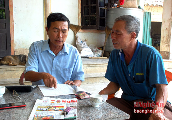 Ông Nguyễn Đình Sơn – xóm trưởng xóm 8 và ông Nguyễn Hữu Khánh - xóm trưởng xóm Đình Hát xã Viên Thành, xem bản danh