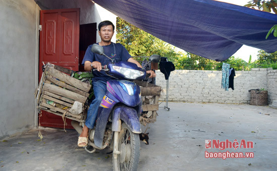 Mỗi ngày, anh vượt hàng trăm cây số để đi thua mua và vận chuyển chuối đi bán.