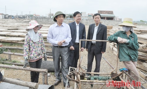 Lãnh đạo Thị xã Hoàng Mai trao đổi với bà con phường Quỳnh Phương về những giải pháp nâng cao hiệu quả nghề chế biến hải sản