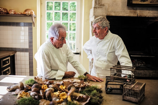 Michel Guérard (trái) và Jean Coussau là 2 trong số những đầu bếp Pháp kêu gọi bỏ lệnh cấm giết chim họa mi làm thức ăn.